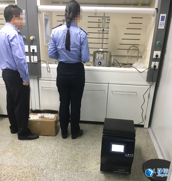 工作人員進行毛發毒品檢測